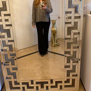 Animal print blouse. V neck.